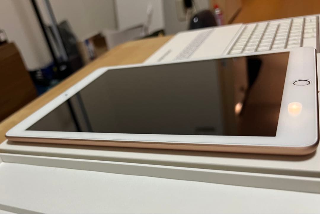 【美品】 iPad 第6世代 128GB ゴールド　純正キーボード付き