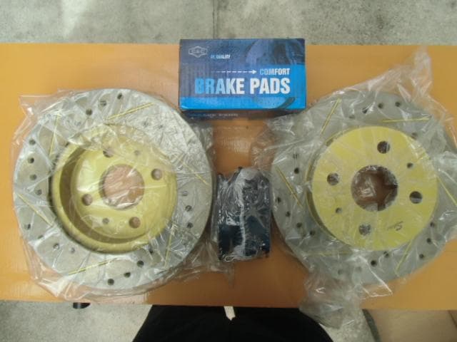 ピ*ン様 ゴールド ブレーキローターとパッドセット