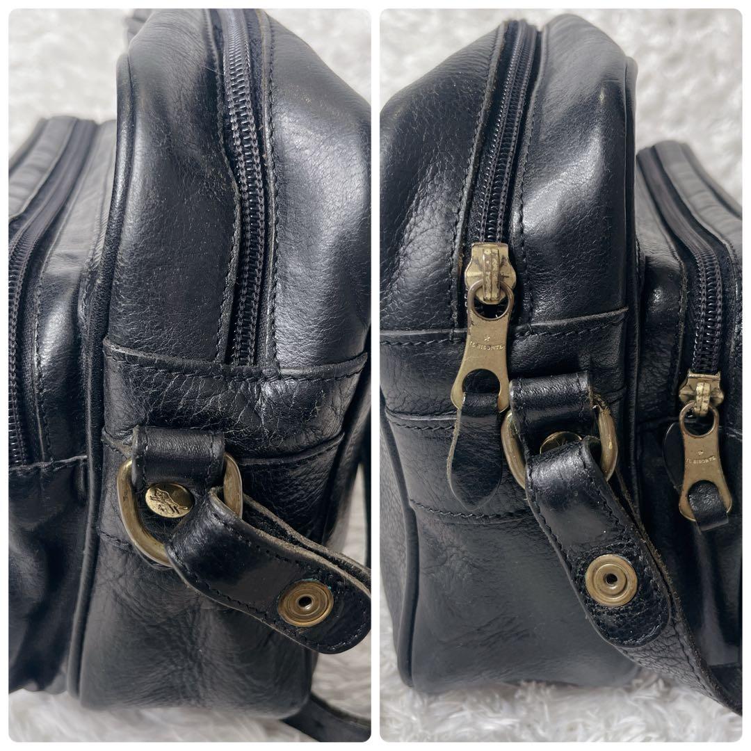 イルビゾンテ ショルダーバッグ レザー 本革 ブラック カメラバッグ 型押しロゴ