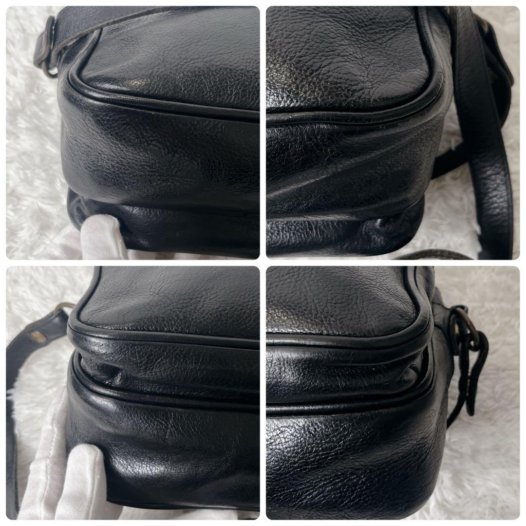 イルビゾンテ ショルダーバッグ レザー 本革 ブラック カメラバッグ 型押しロゴ