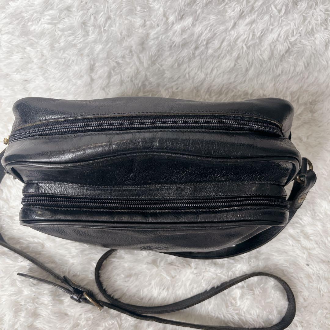 イルビゾンテ ショルダーバッグ レザー 本革 ブラック カメラバッグ 型押しロゴ