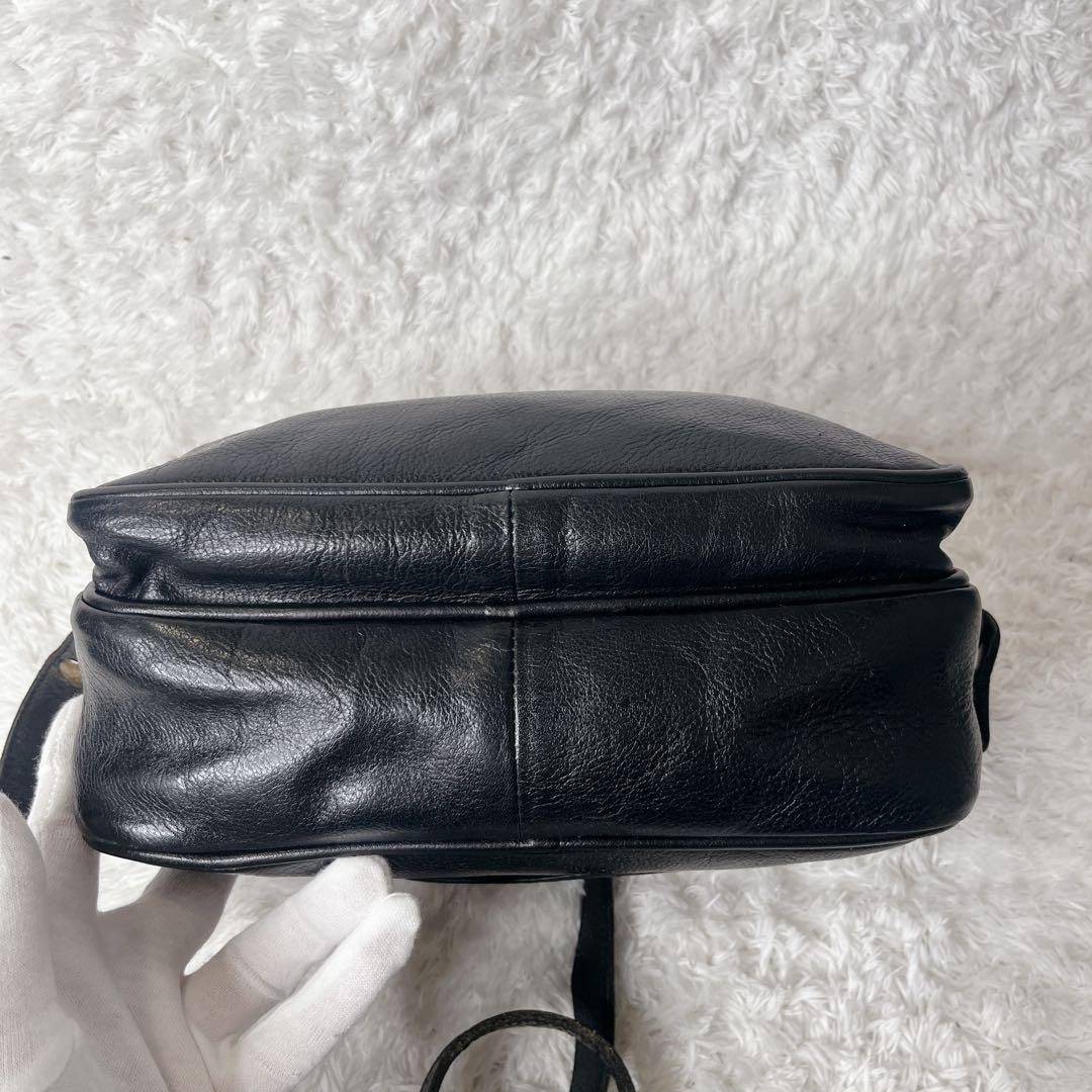 イルビゾンテ ショルダーバッグ レザー 本革 ブラック カメラバッグ 型押しロゴ