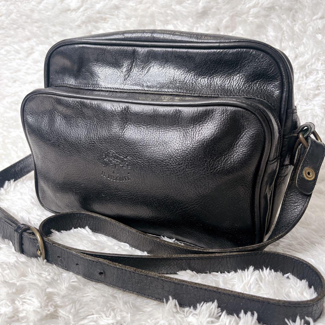 イルビゾンテ ショルダーバッグ レザー 本革 ブラック カメラバッグ 型押しロゴ