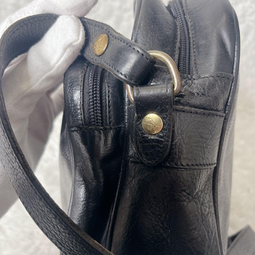 イルビゾンテ ショルダーバッグ レザー 本革 ブラック カメラバッグ 型押しロゴ