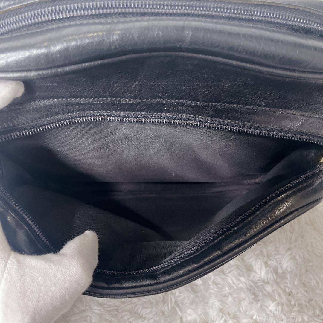 イルビゾンテ ショルダーバッグ レザー 本革 ブラック カメラバッグ 型押しロゴ