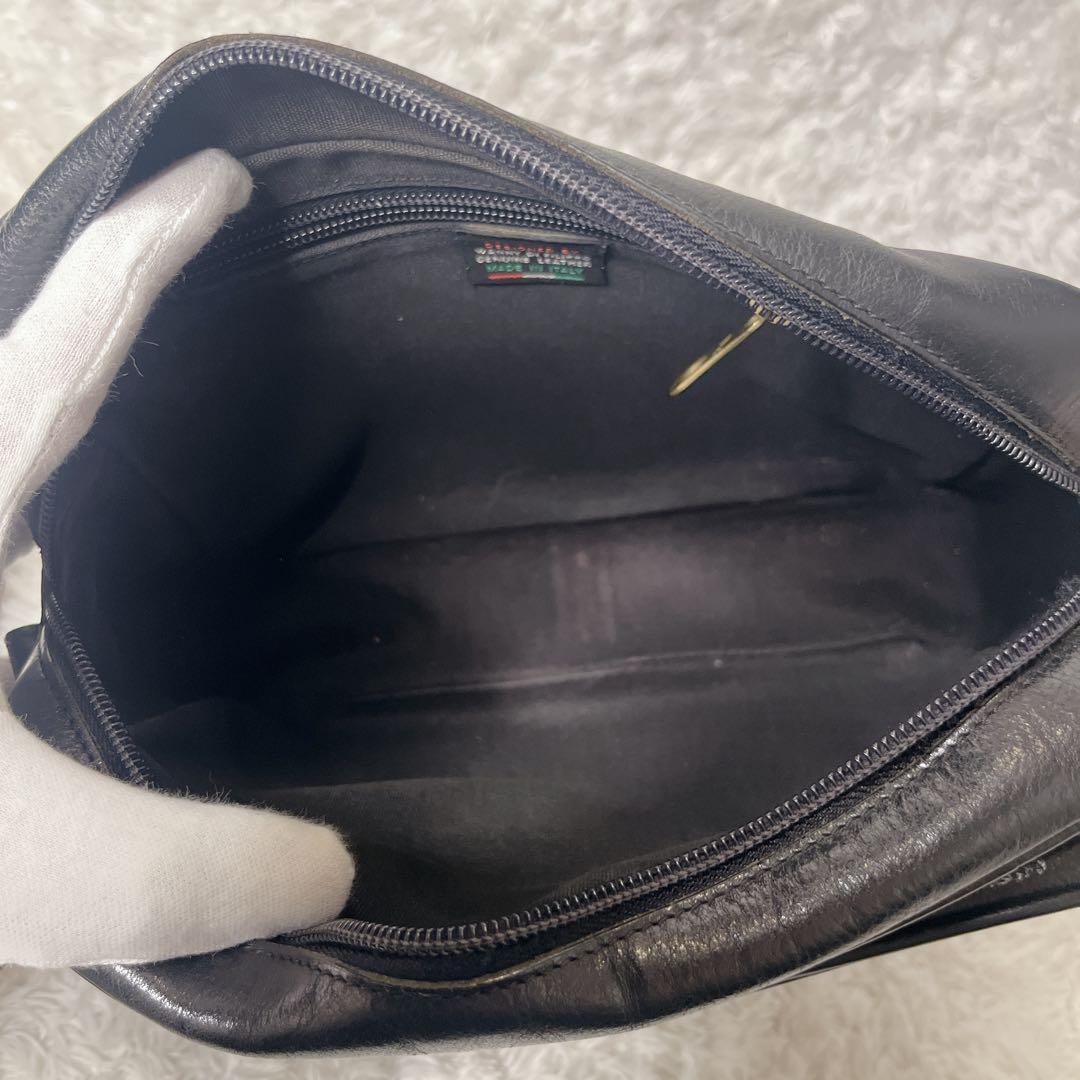 イルビゾンテ ショルダーバッグ レザー 本革 ブラック カメラバッグ 型押しロゴ