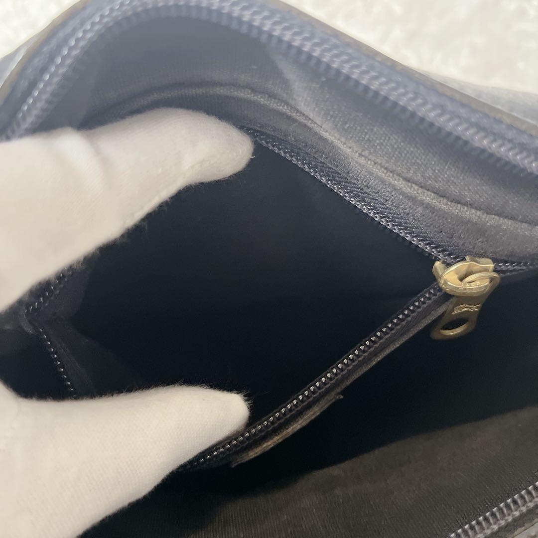 イルビゾンテ ショルダーバッグ レザー 本革 ブラック カメラバッグ 型押しロゴ