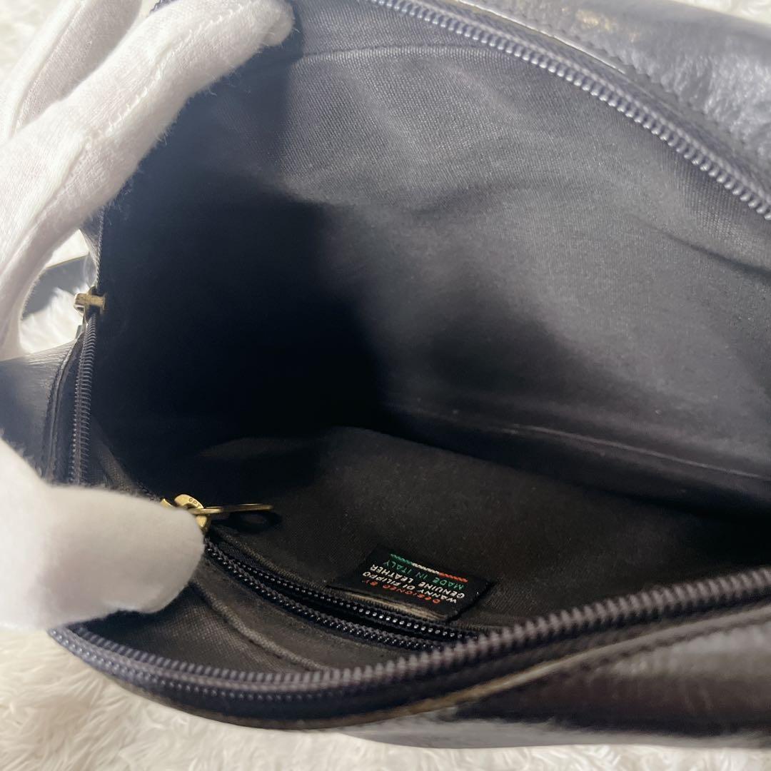 イルビゾンテ ショルダーバッグ レザー 本革 ブラック カメラバッグ 型押しロゴ