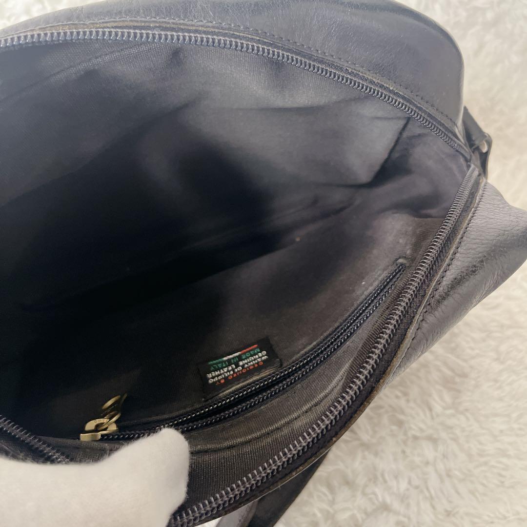 イルビゾンテ ショルダーバッグ レザー 本革 ブラック カメラバッグ 型押しロゴ