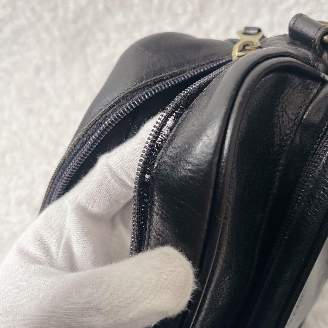 イルビゾンテ ショルダーバッグ レザー 本革 ブラック カメラバッグ 型押しロゴ