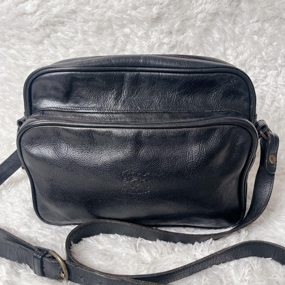 イルビゾンテ ショルダーバッグ レザー 本革 ブラック カメラバッグ 型押しロゴ