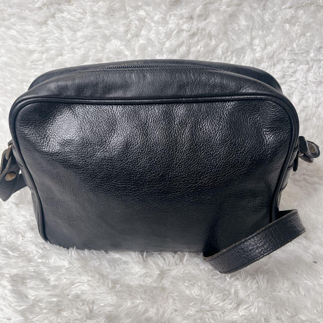 イルビゾンテ ショルダーバッグ レザー 本革 ブラック カメラバッグ 型押しロゴ