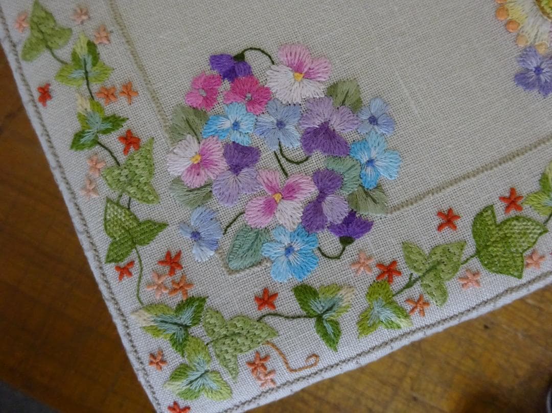 インテルナバリオン　スツール　腰掛椅子　フランス刺繍　猫脚　未使用品