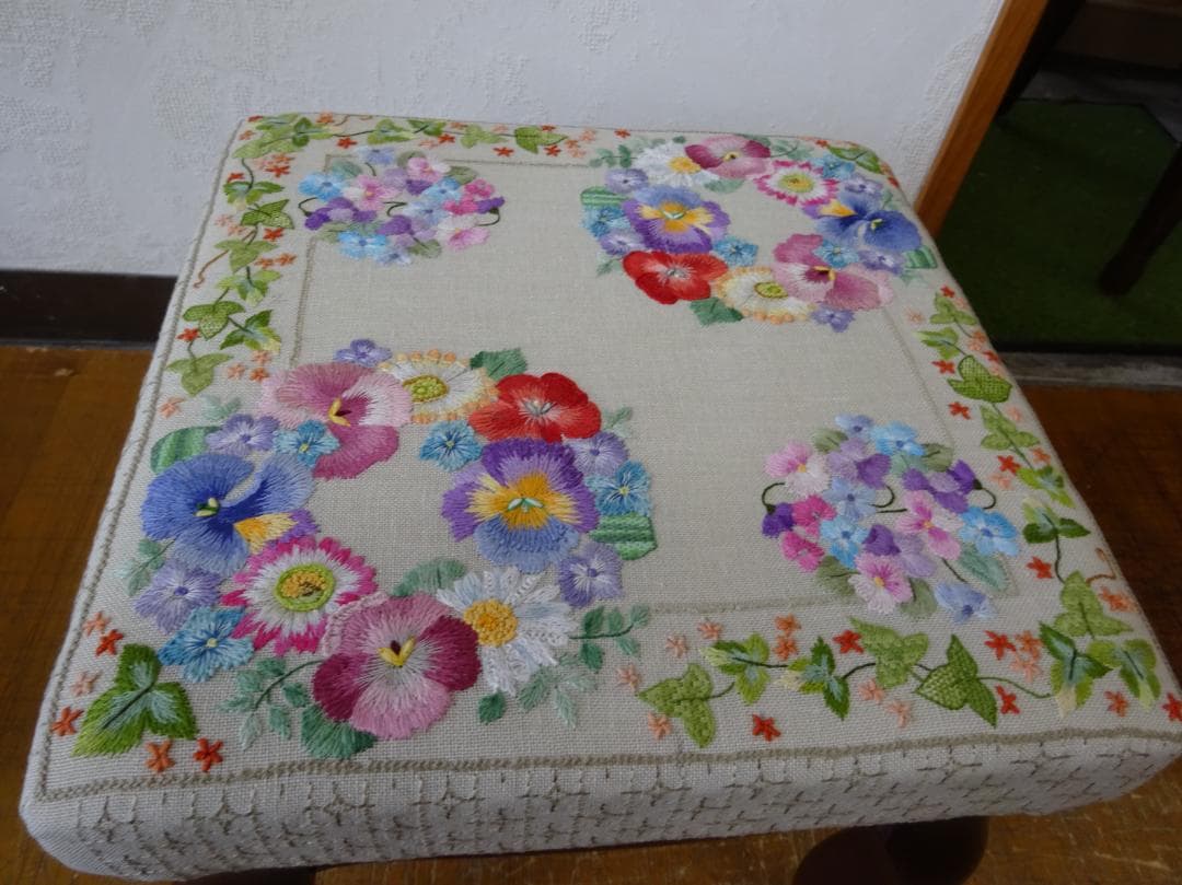 インテルナバリオン　スツール　腰掛椅子　フランス刺繍　猫脚　未使用品