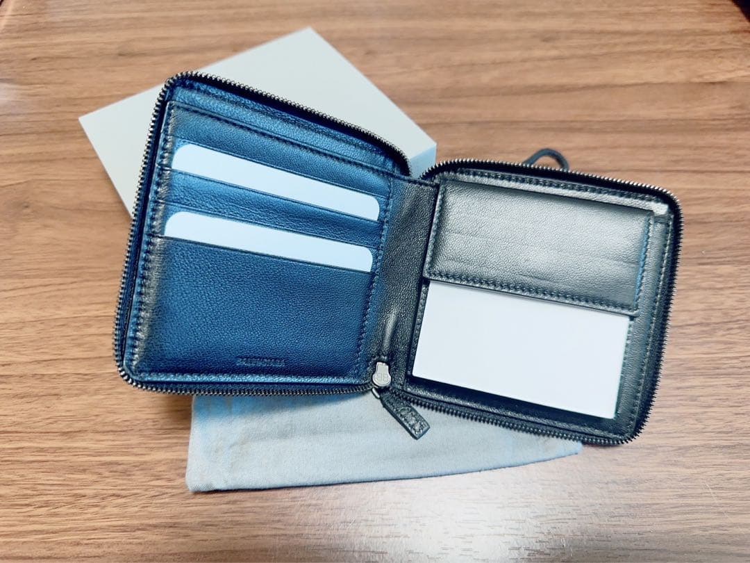 バレンシアガの二つ折り財布