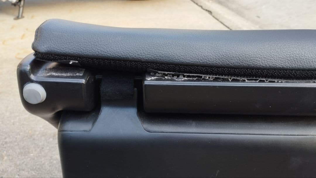 トヨタ　ノア　純正オットマン