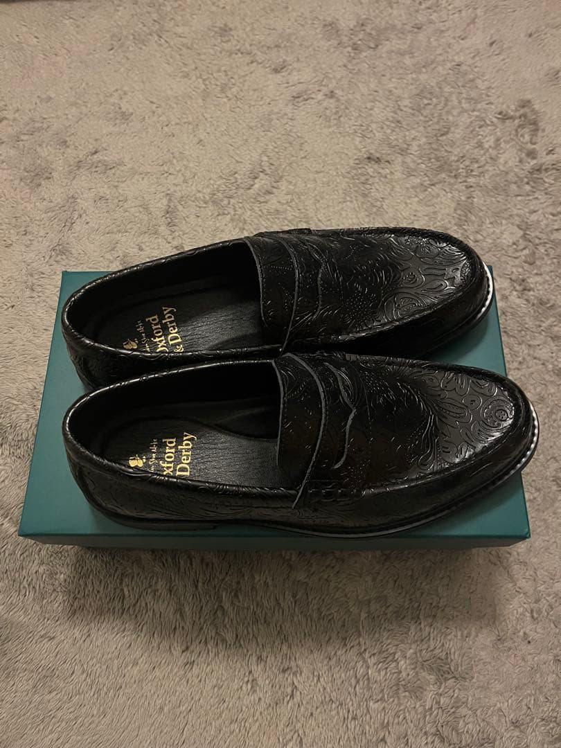 London Shoe Makeペイズリーエンボス レザー  ローファー