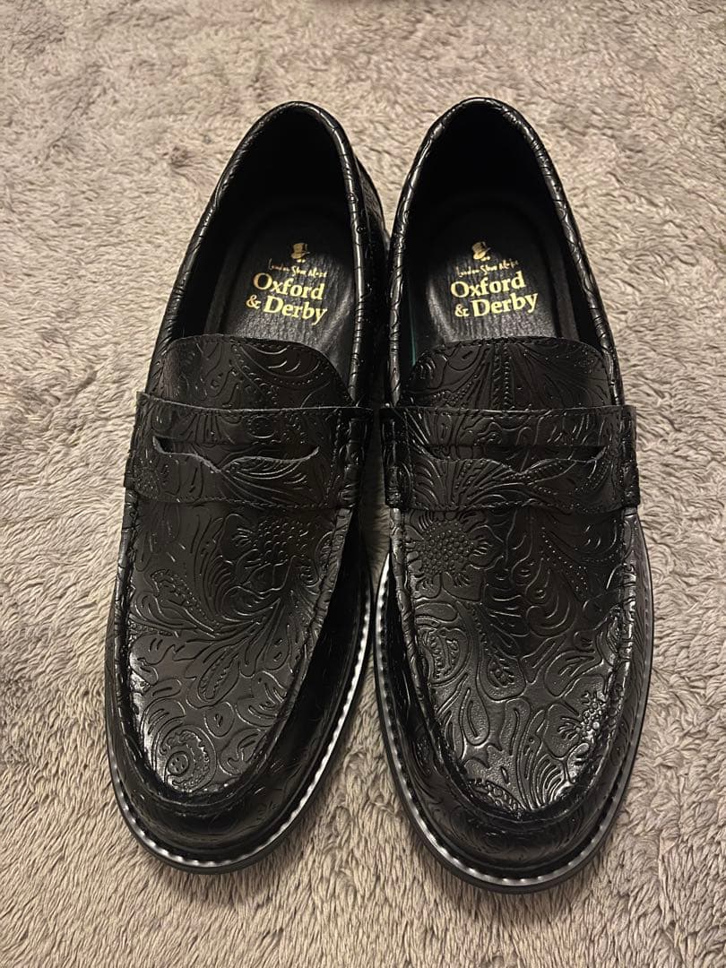 London Shoe Makeペイズリーエンボス レザー  ローファー