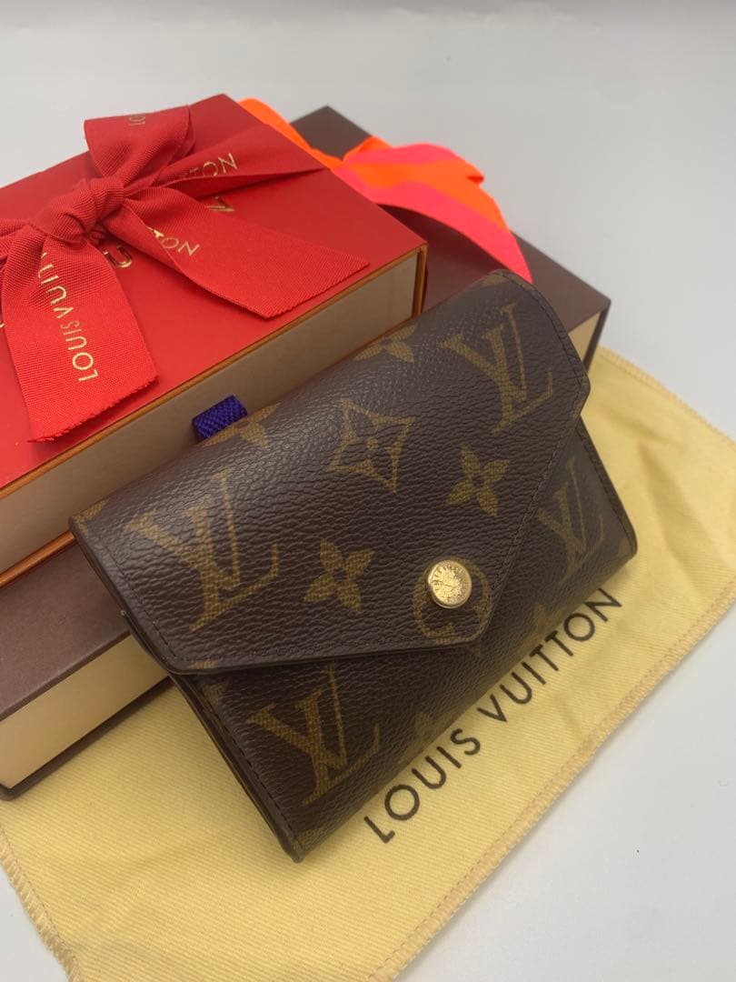 ルイヴィトン モノグラム ポルトフォイユ ヴィクトリーヌフューシャ 三つ折り財布