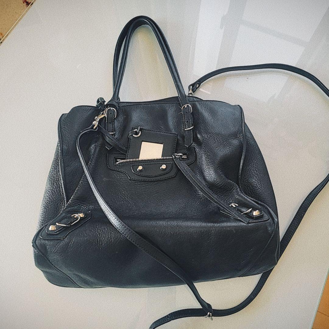 BALENCIAGA ブラック ダブルポケット レザー ショルダーバッグ