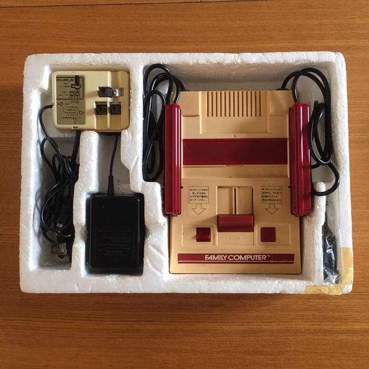 Nintendo ゲーム機本体 ファミリーコンピューター 四角ボタン