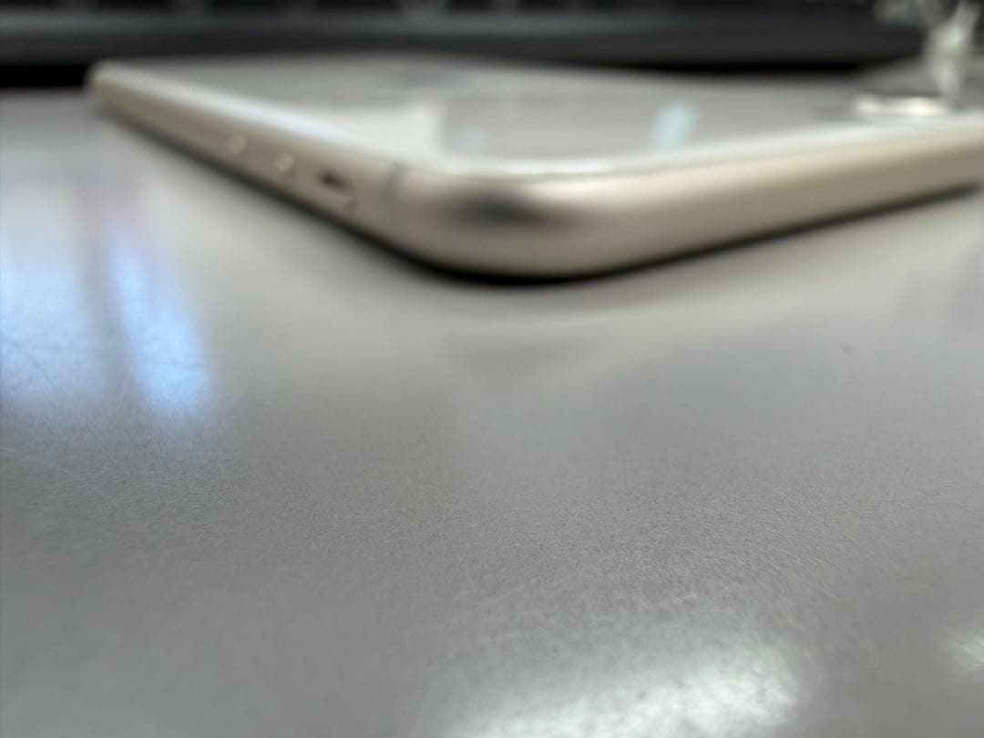 新品　iPhone SE 第3世代 スターライト　SIMフリーバッテリー100%