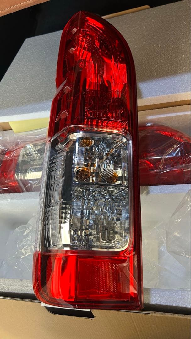 ハイエース寒冷地　新車外し　テールランプ　ダークプライムS