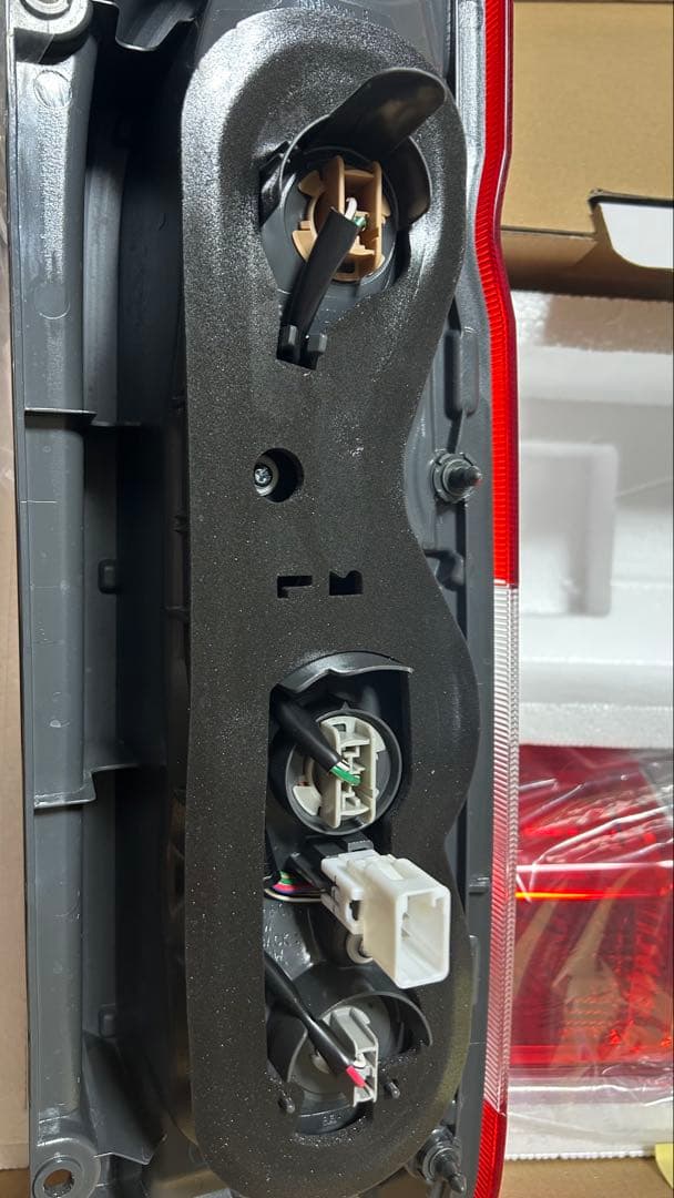 ハイエース寒冷地　新車外し　テールランプ　ダークプライムS