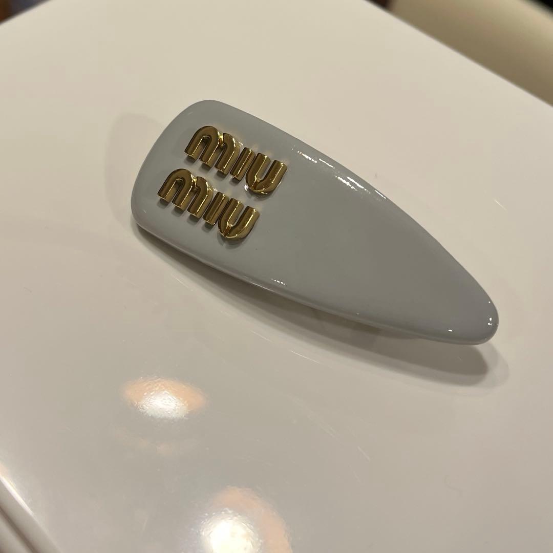 新品 miu miu バレッタゴールドロゴヘアクリップ