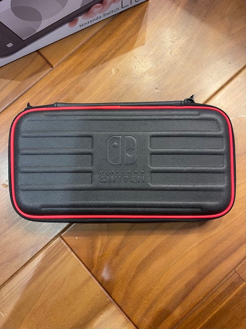 任天堂Switchライト　ケース付き　美品