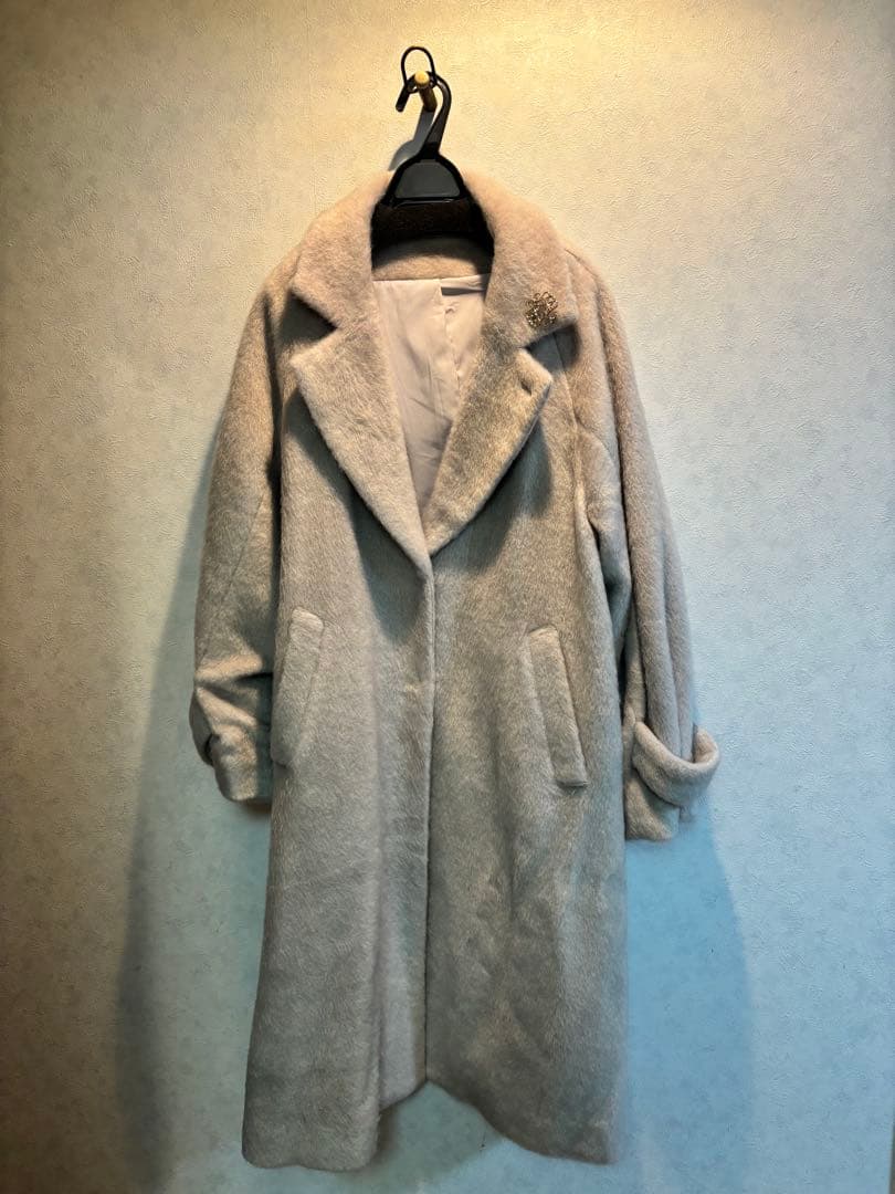 スナイデル今季　ベージュ ロングコート 襟付き ブローチ付き