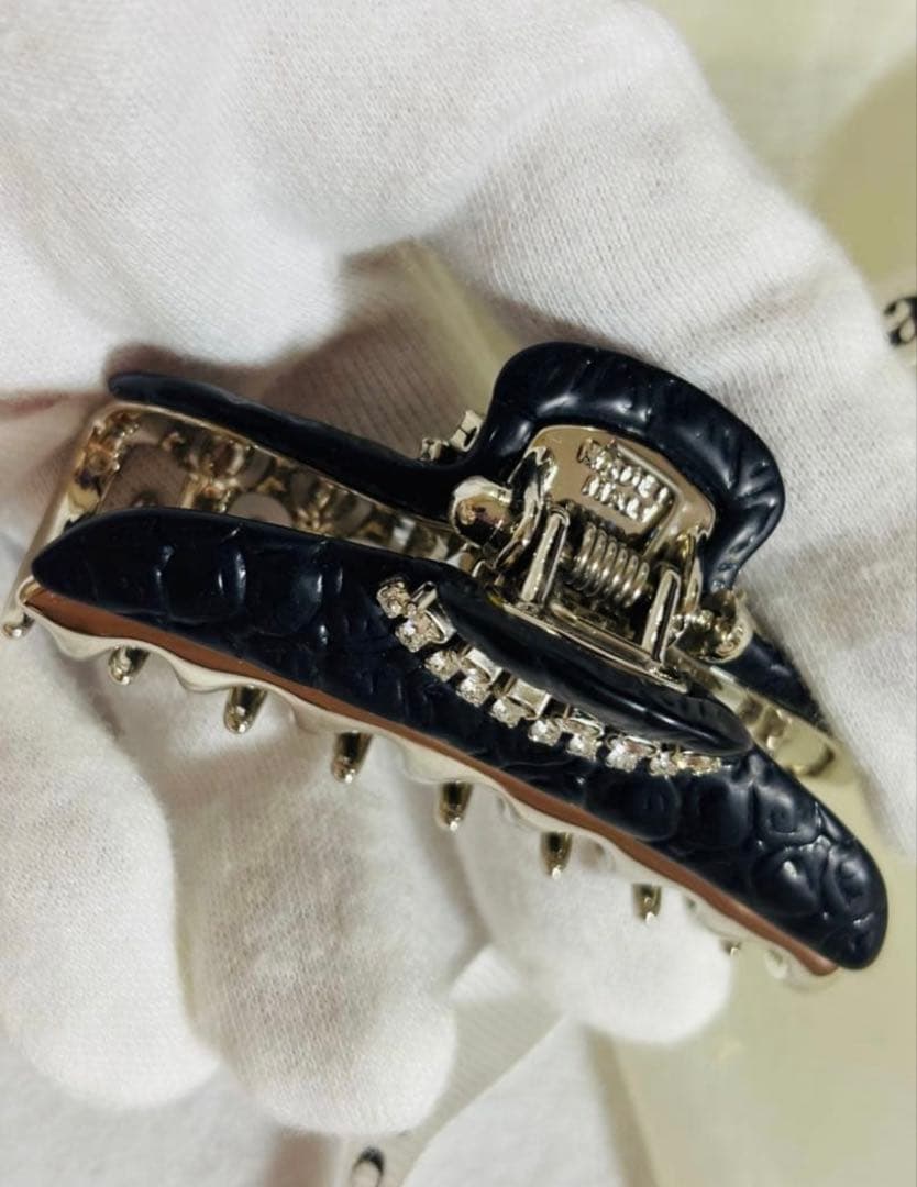 【極美品】アッカaccaクリップ　キルティング　ラインストーン　ダブルコラーナ