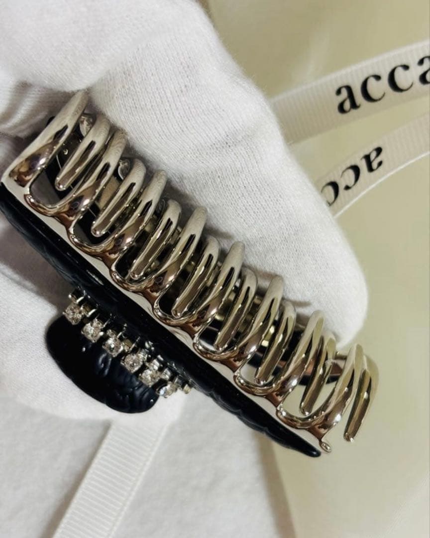 【極美品】アッカaccaクリップ　キルティング　ラインストーン　ダブルコラーナ