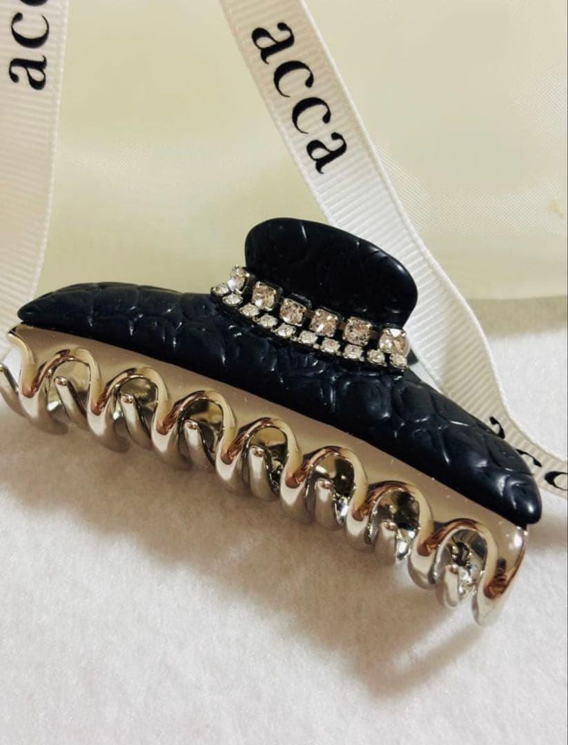 【極美品】アッカaccaクリップ　キルティング　ラインストーン　ダブルコラーナ