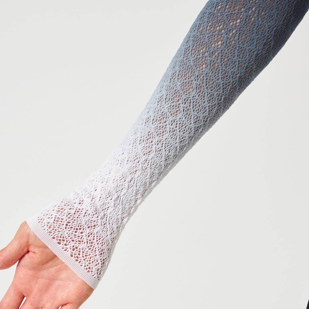 【新品】グラデーションクルーニットトップ 長袖 ノーソーイングニット チャコット