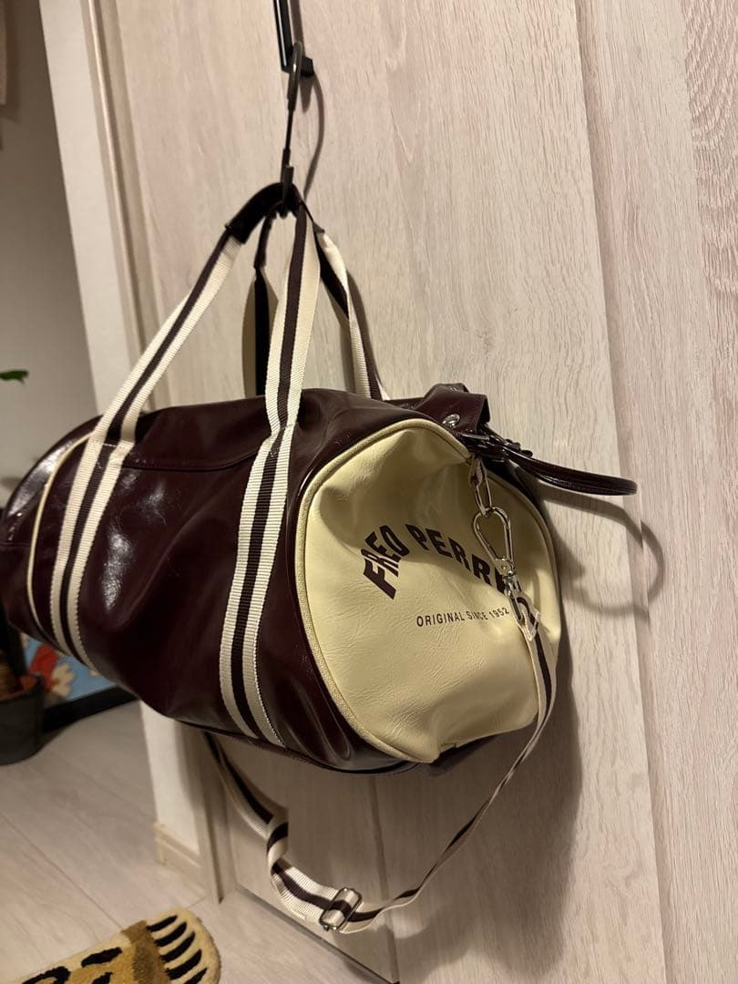 FRED PERRYバーガンディ バレルバッグ