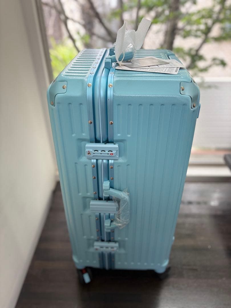 大容量スーツケース　ライトブルーTSAロック5輪キャスター　92L
