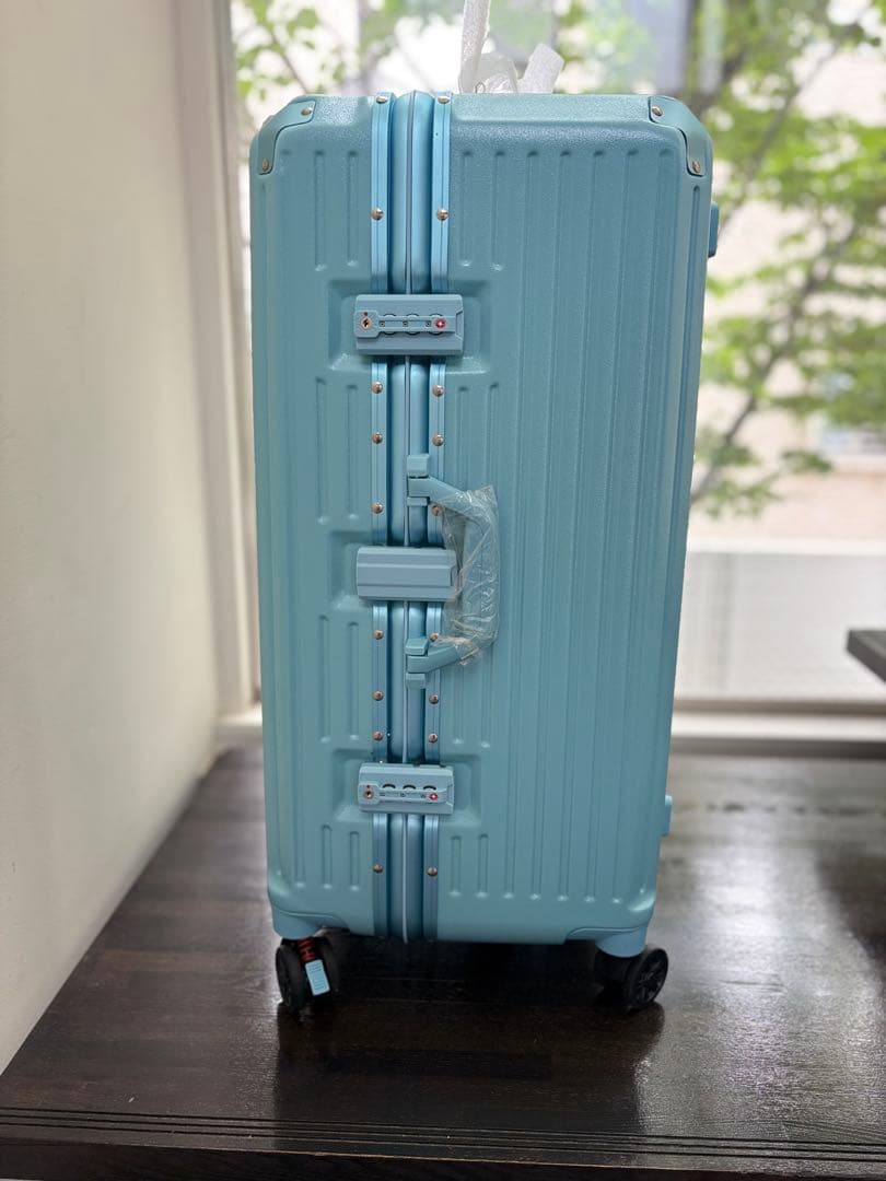 大容量スーツケース　ライトブルーTSAロック5輪キャスター　92L