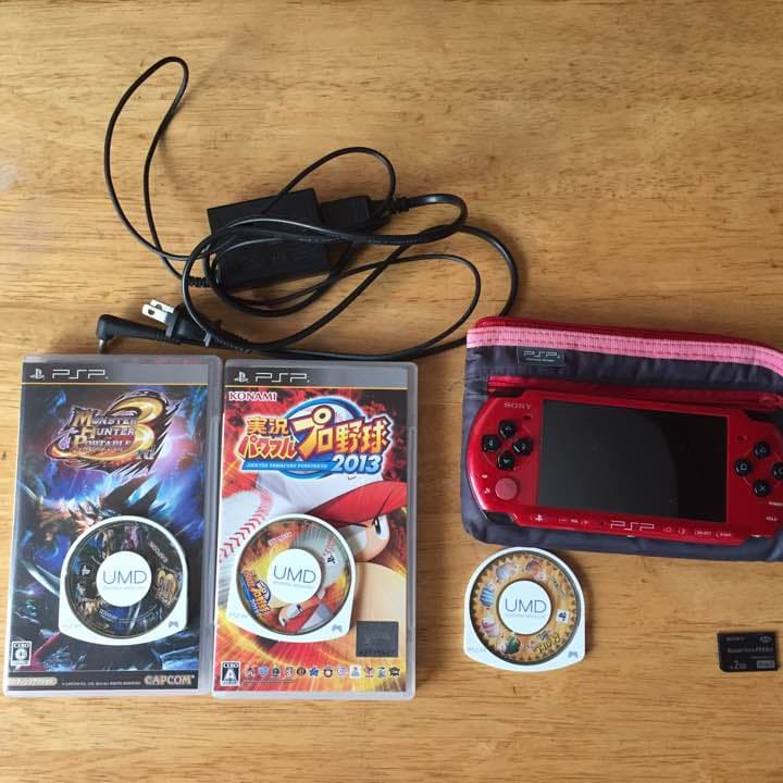 PSP本体、充電器、カセット3つ2GBメモリカード