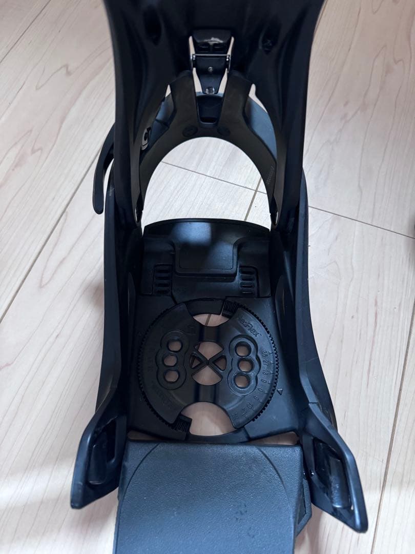 FLUXスノーボードビンディング ブラック