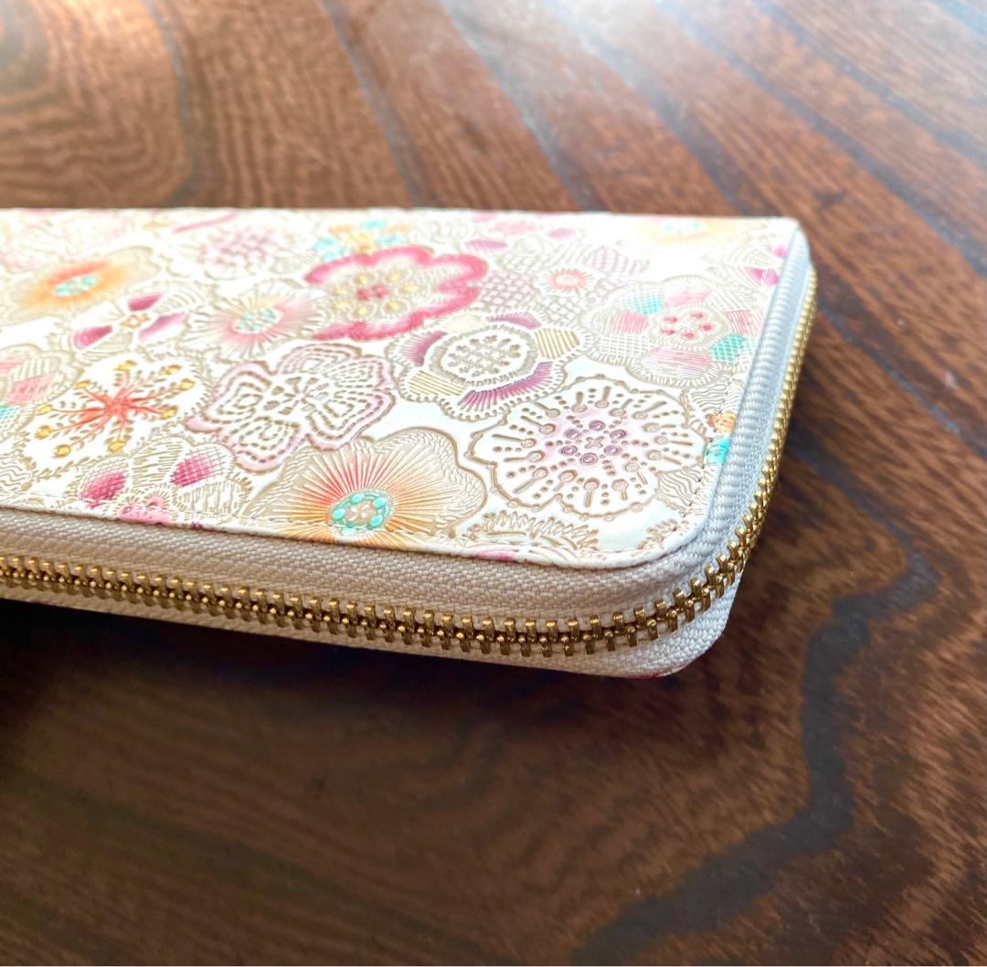 ほぼ新品「文庫屋大関」長財布・美しい花柄の文庫革