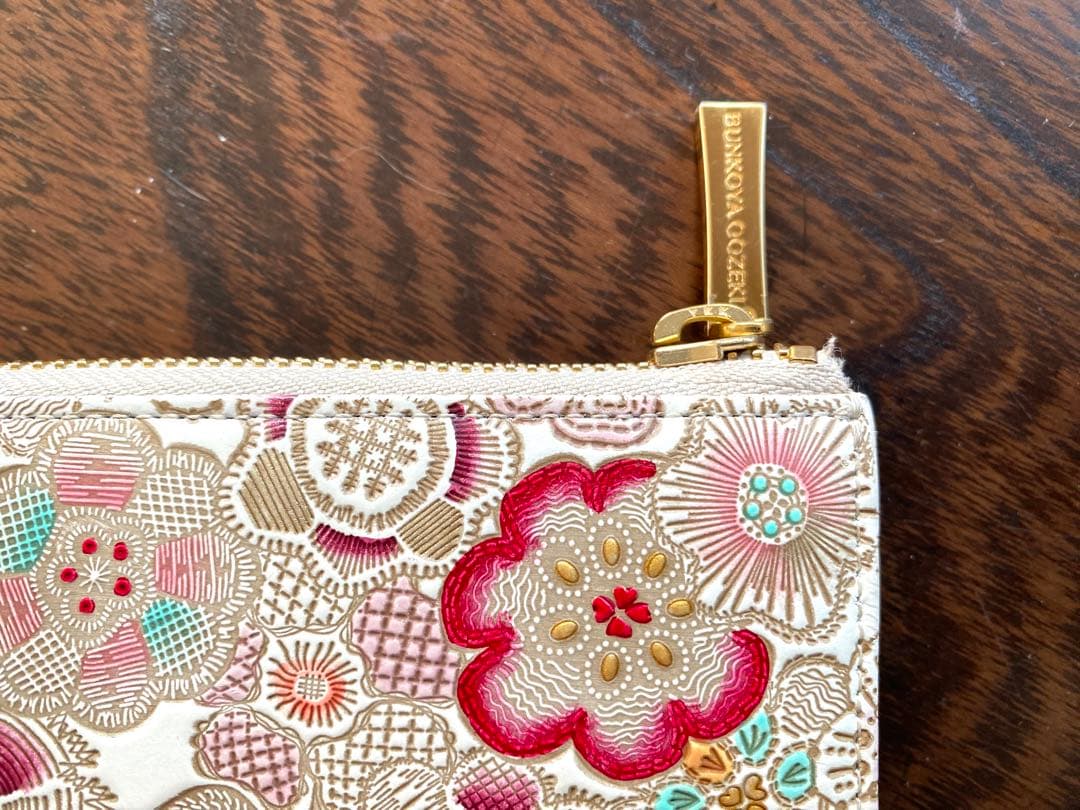 ほぼ新品「文庫屋大関」長財布・美しい花柄の文庫革
