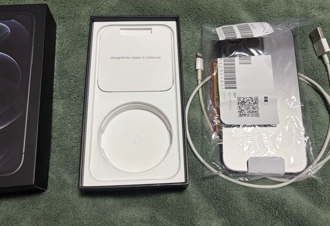 iPhone13pro グラファイトブラック　256GB docomo SIM