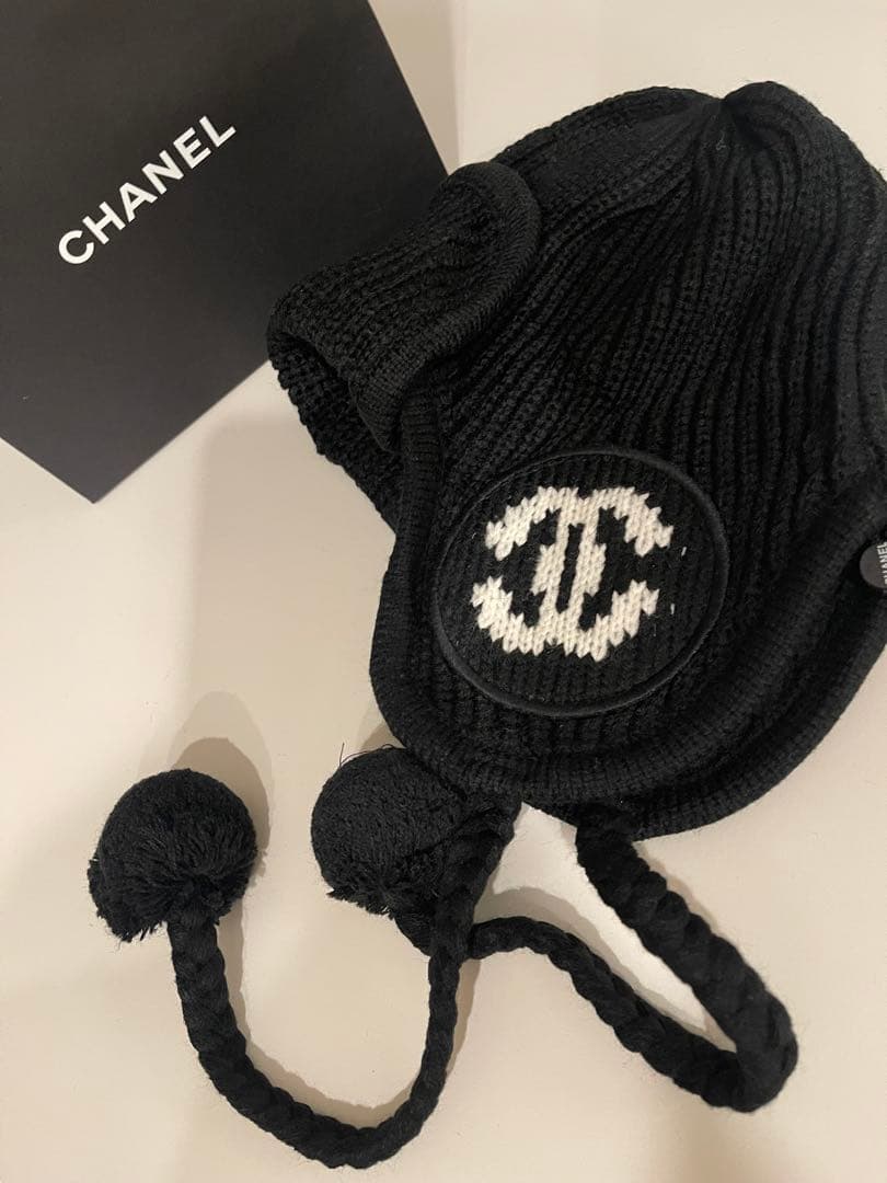 CHANEL ブラックニット帽 ノベルティ　ポンポン付き