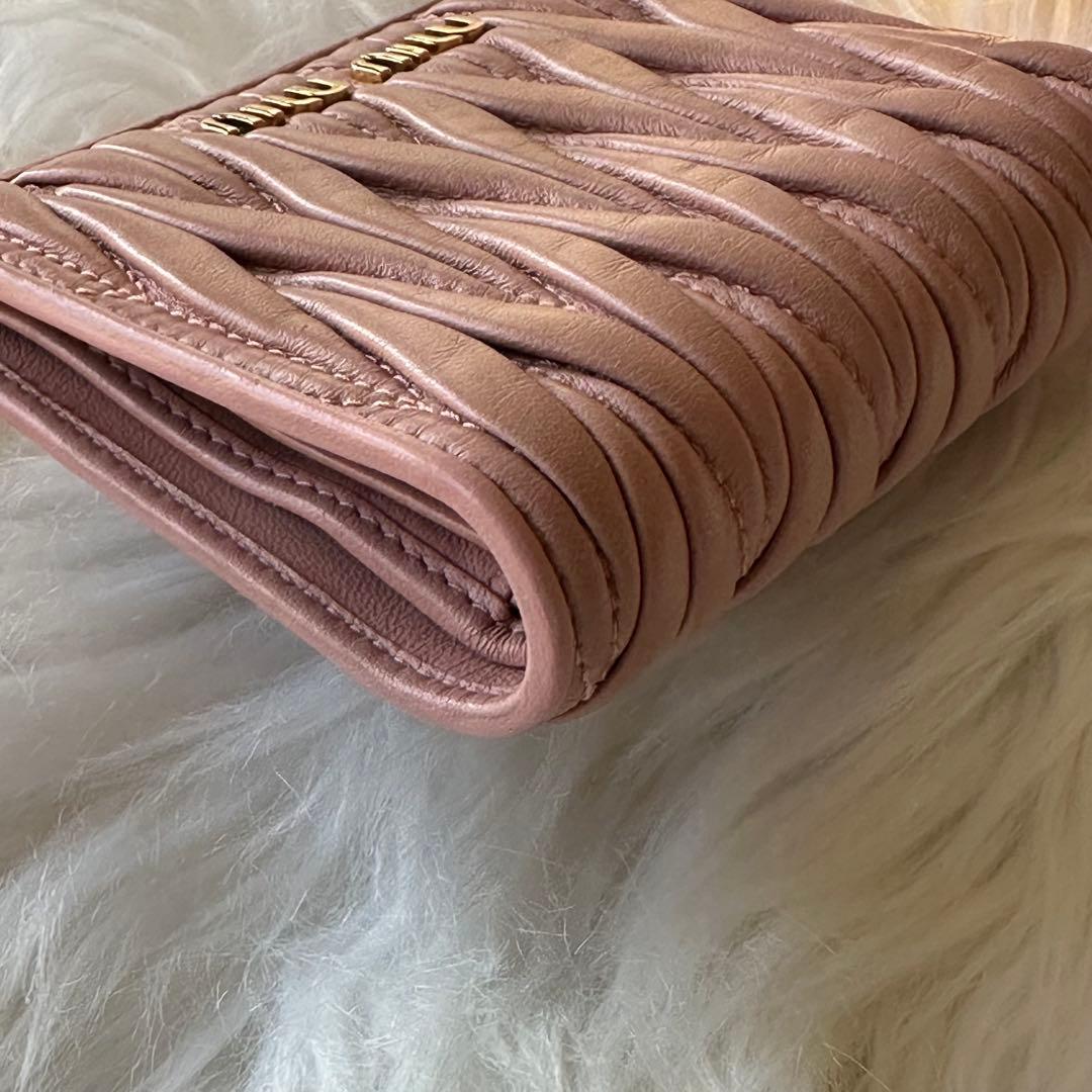 MIUMIU マテラッセ 二つ折り 財布 ピンク ベージュ レザー