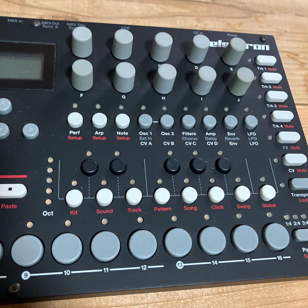 Elektron Analog Four シンセサイザー