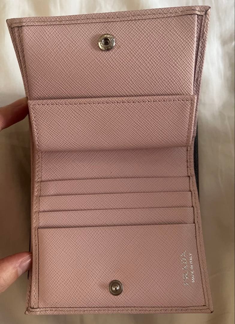 PRADAサファイアーノ二つ折り財布