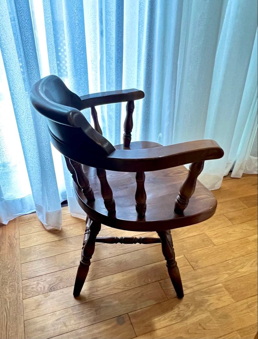 ダークブラウン 木製アームチェア ①