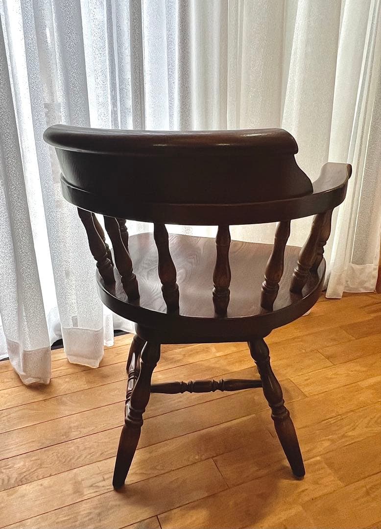 ダークブラウン 木製アームチェア ①