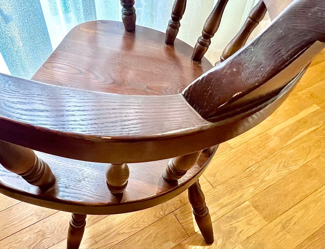 ダークブラウン 木製アームチェア ①